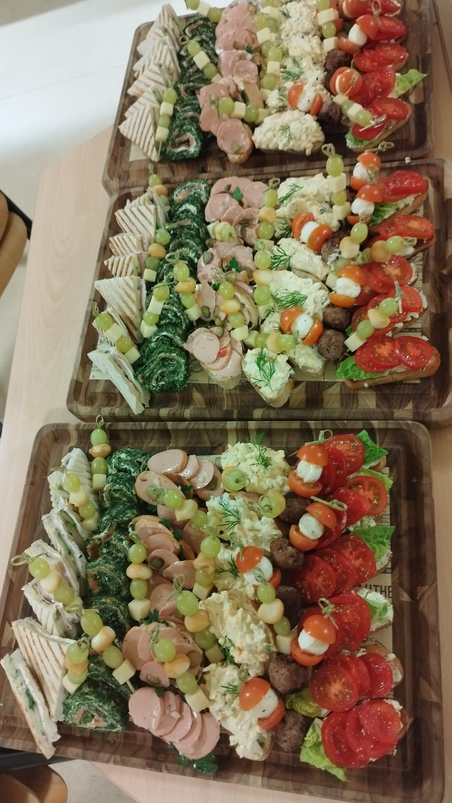 Reichhaltiges Buffet mit belegten Platten