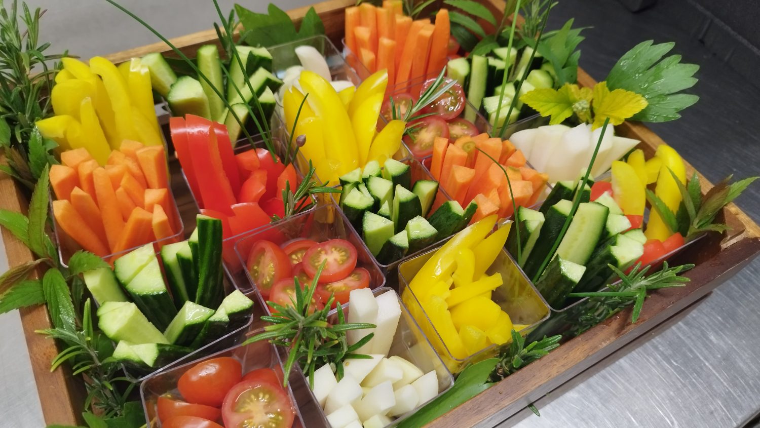 Bunte Gemüse-Sticks frisch portioniert