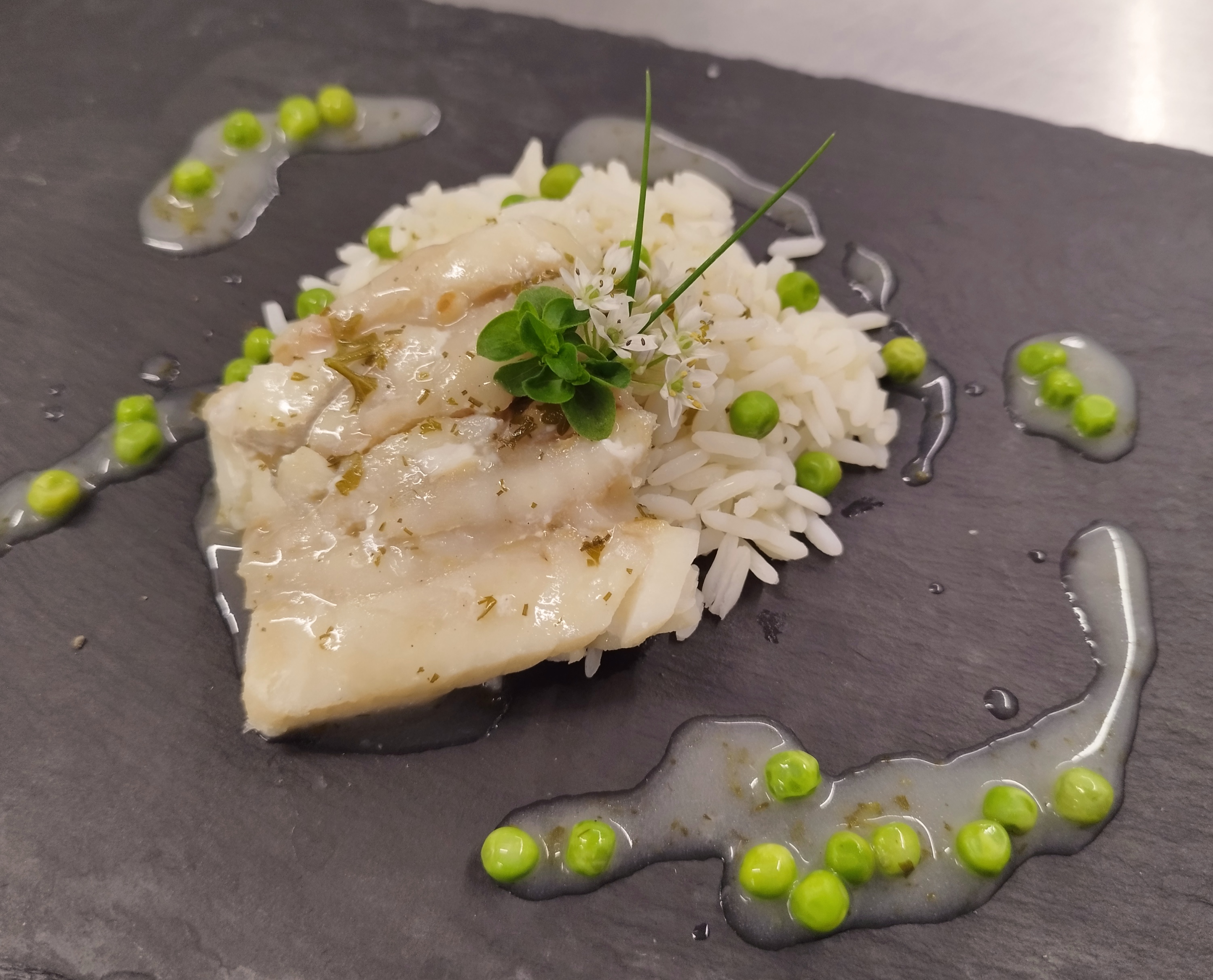 Fischfilet mit Reis und Erbsen