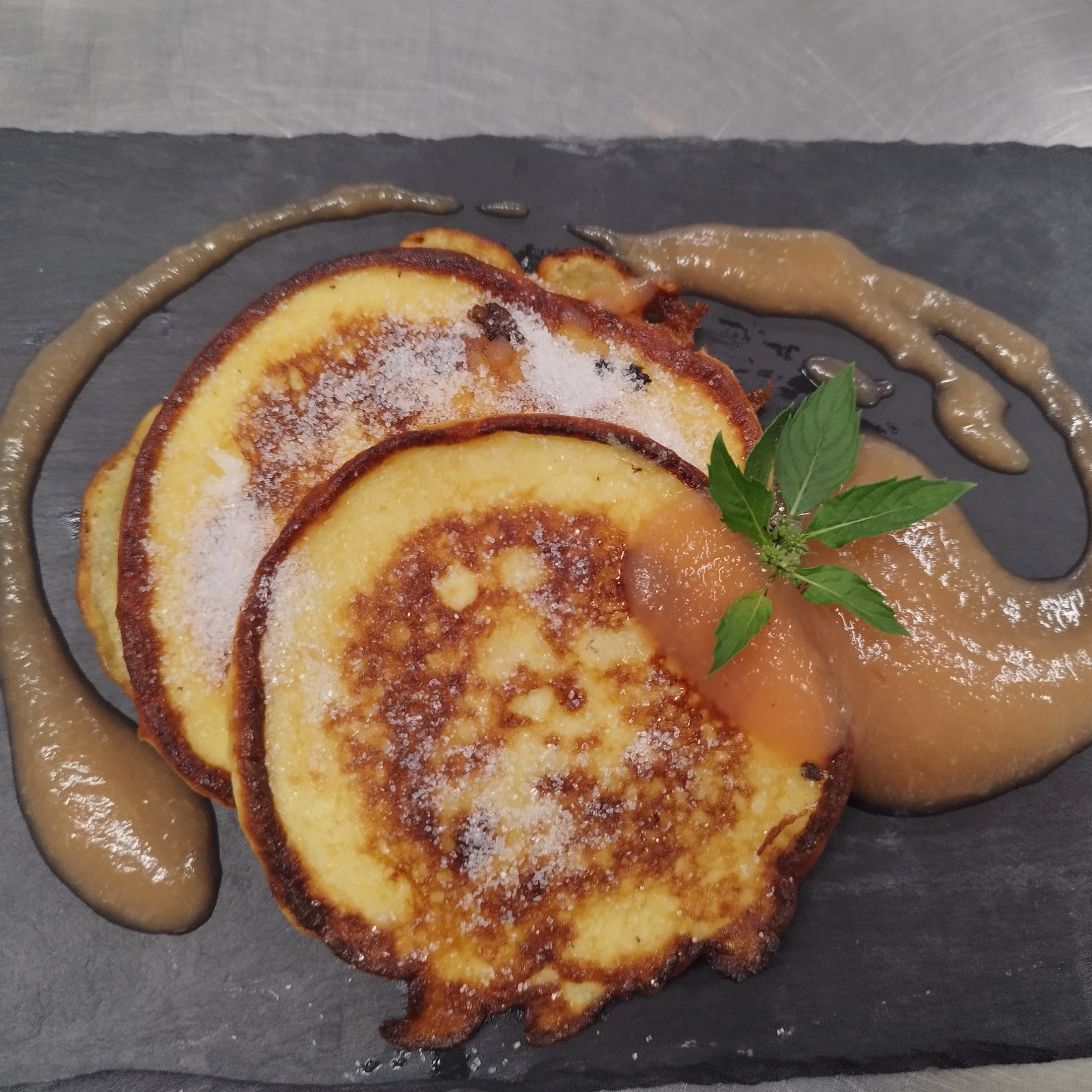 Pfannkuchen mit Apfelmus