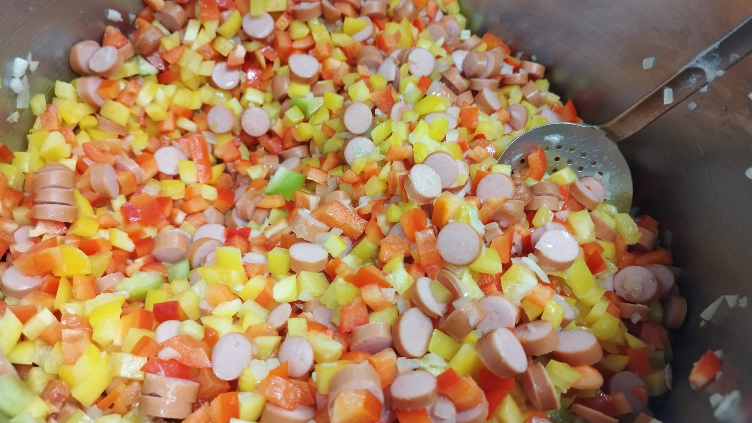In unserer Küche wird frisch gekocht, bunter Gemüseeintopf im großen Topf