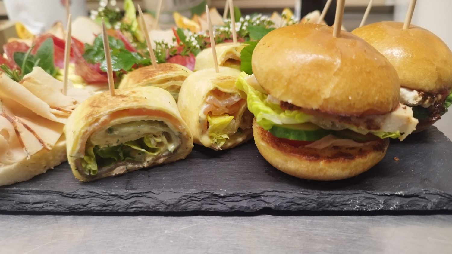 Belegte Brötchen und Wraps, fein angerichtet